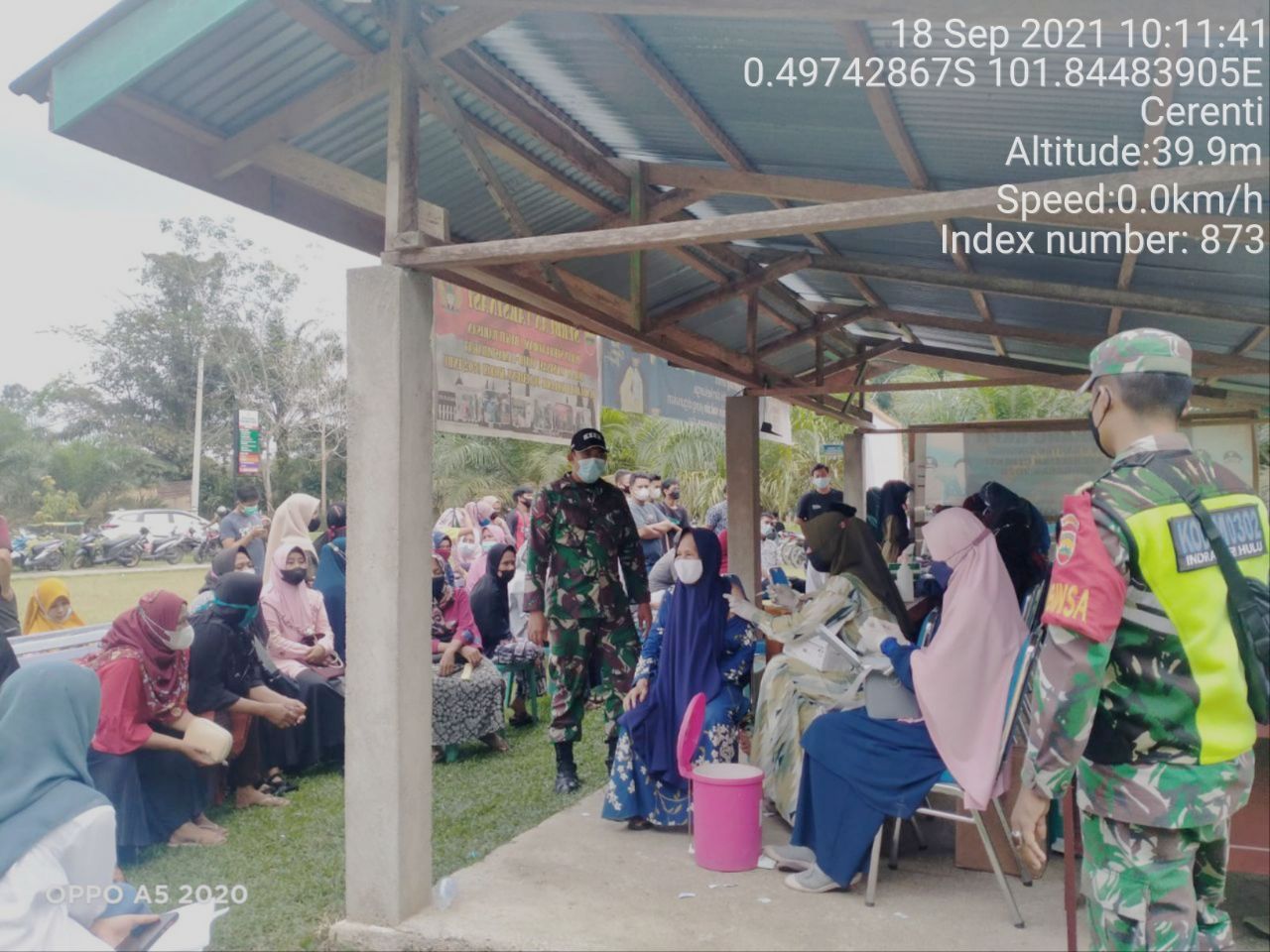 Babinsa KORAMIL 06/CERENTI KODIM 0302/INHU Tinjau Masyarakat Dalam Mengikuti Vaksinasi Covid-19 di Kecamatan Cerenti Kabupaten Kuansing