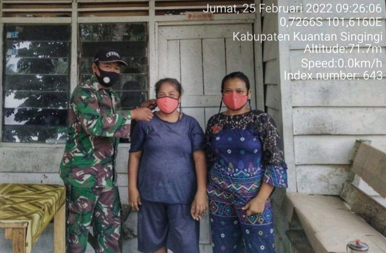 Babinsa Koramil 06/ Cerenti Kodim 0302/ Inhu Membagikan Masker Untuk Masyarakat Desa Pulau Panjang Hulu Kecamatan Inuman Kabupaten Kuansing