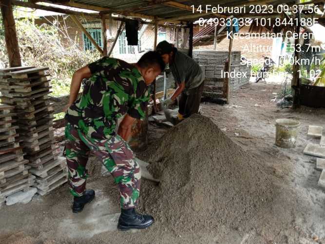 Babinsa Koramil 06/Cerenti Kodim 0302/Inhu Bantu Buat Batako di Desa Kompe Berangin Kecamatan Cerenti Kabupaten Kuansing