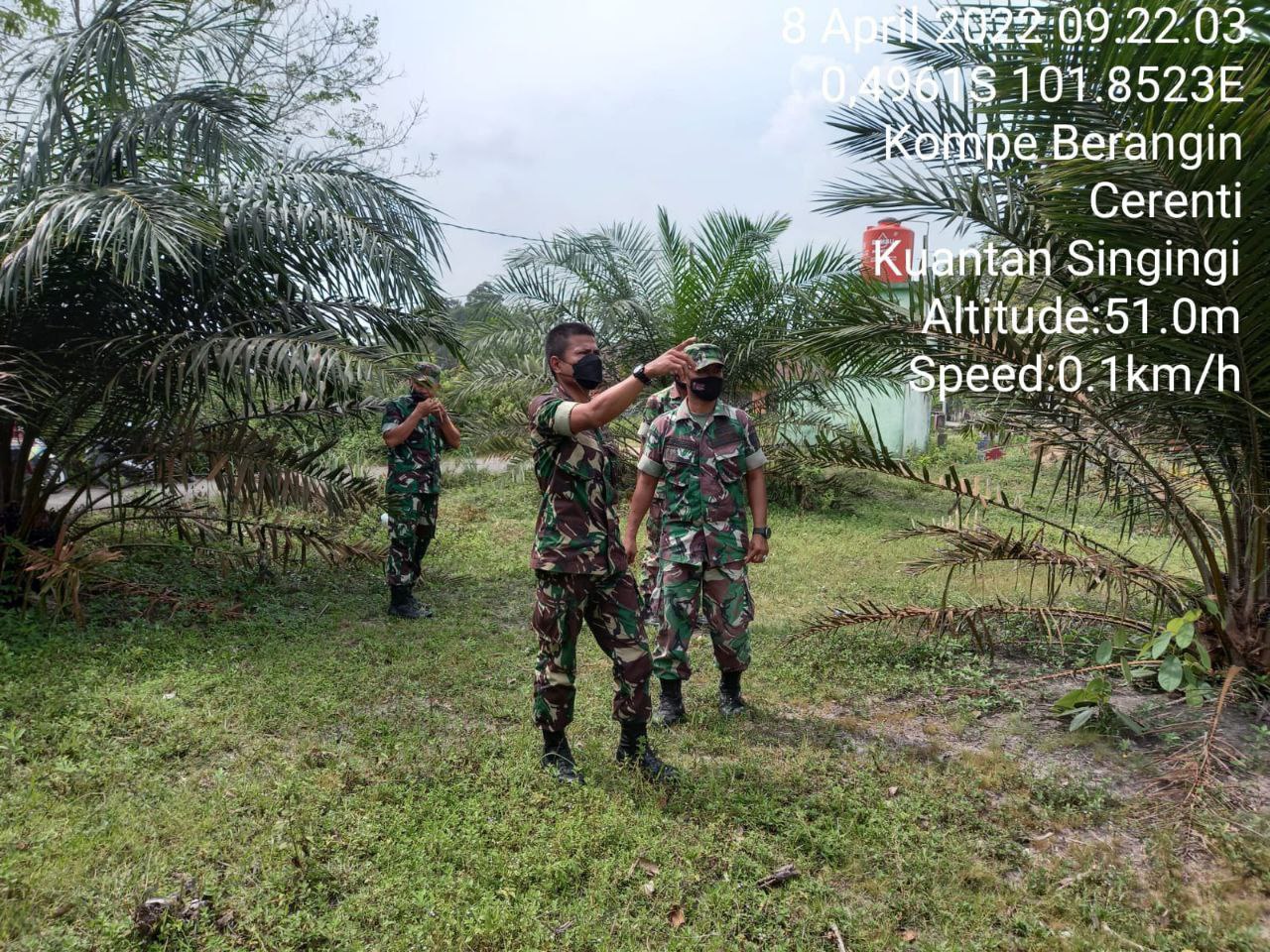 Babinsa Koramil 06/Cerenti  Kodim 0302/Inhu, Serda SP. Nasution dan Anggota Lainnya, Bersama Warga Binaan, Gencarkan Sosialisasi Dan Patroli Karhutla di Wilayah Teritorialnya