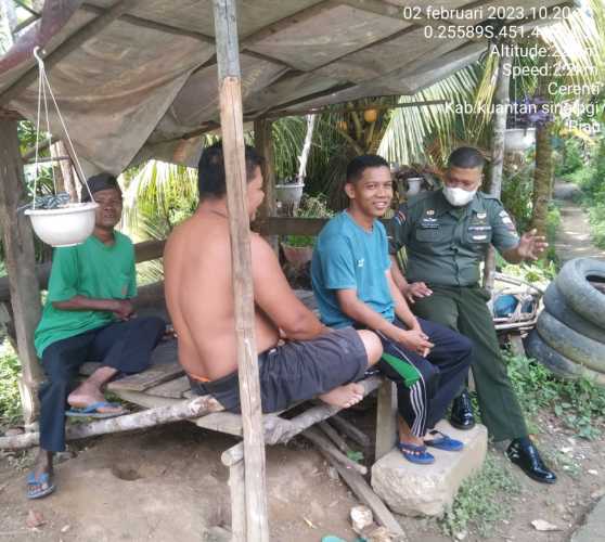 Anggota Koramil 06/Cerenti Kodim 0302/Inhu Tingkatkan Kekompakan Dengan Warga, Babinsa Komsos Mempererat Tali Silaturahmi di Desa Tanjung Medan