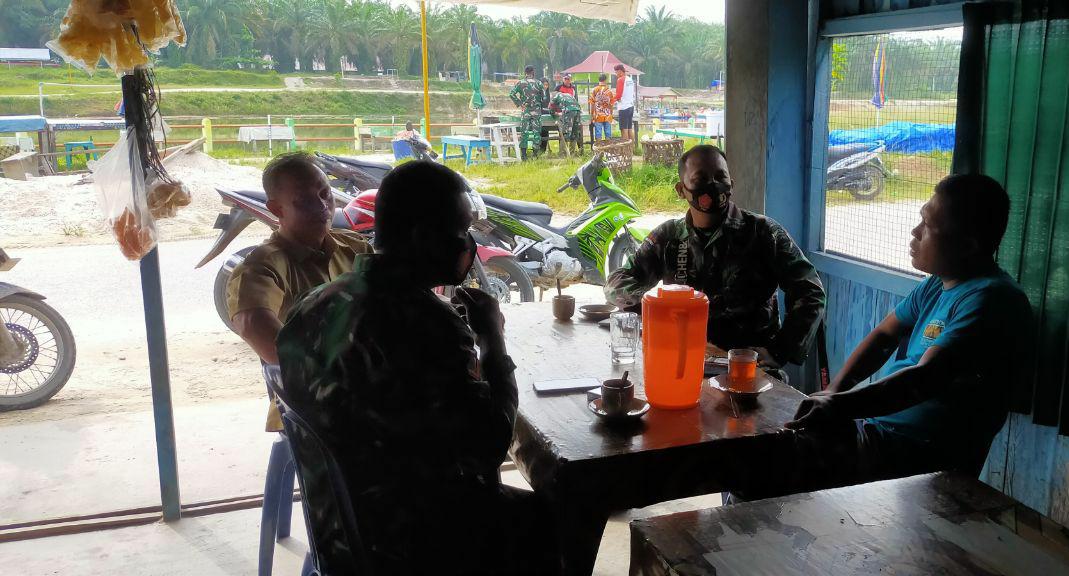 Babinsa Koramil 07/Kuantan Hilir Dim 0302/Inhu Komsos Dengan Kades Dan Masyarakat Binaan