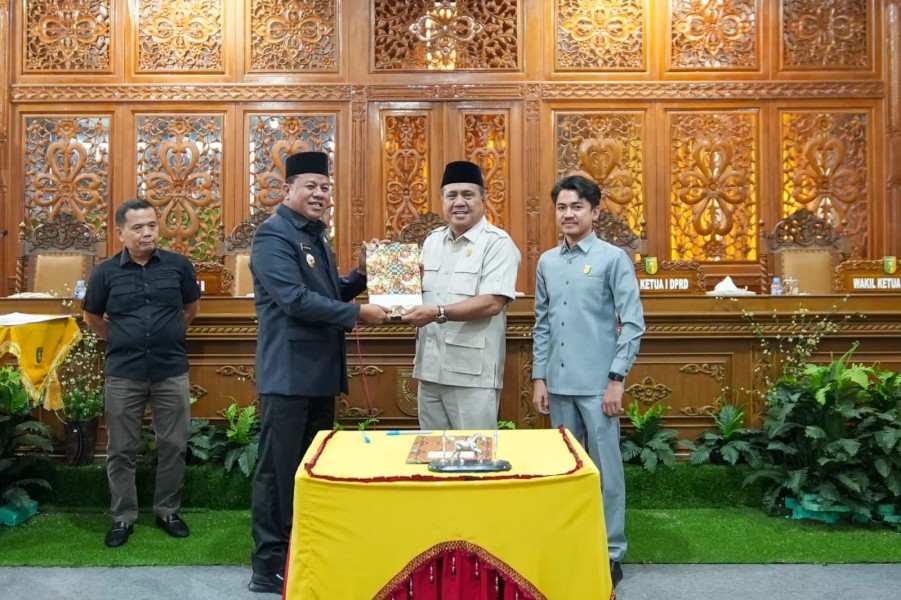 DPRD menggelar Rapat Paripurna dengan agenda Pendapat Akhir DPRD terhadap Rancangan Peraturan Daerah (Ranperda) tentang Masyarakat Hukum Adat (MHA)