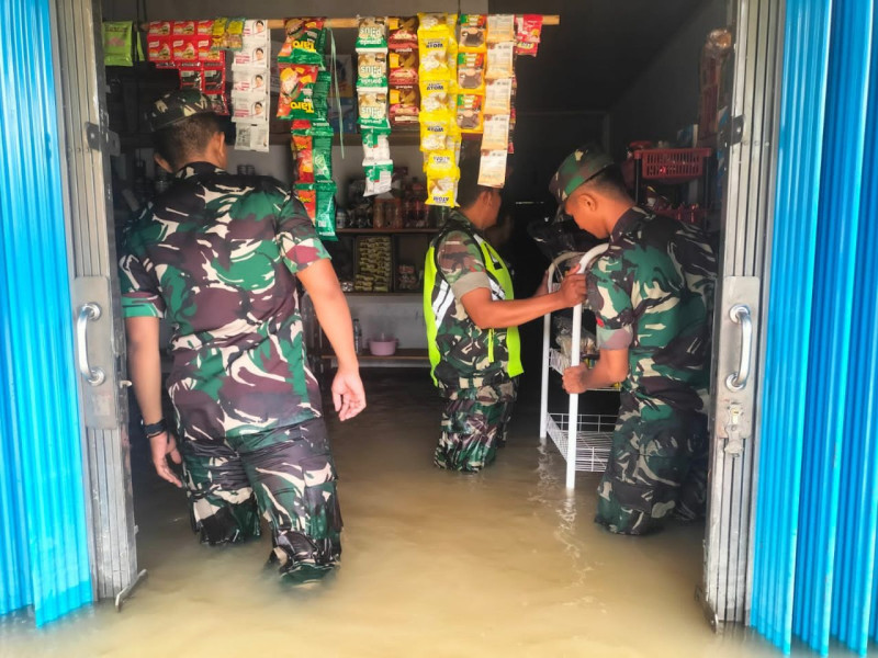 Babinsa Koramil 06/Cerenti Kodim 0302/Inhu Membantu Warga Desa Korban Banjir Diwilayah Teritorial Di Kecamatan Inuman
