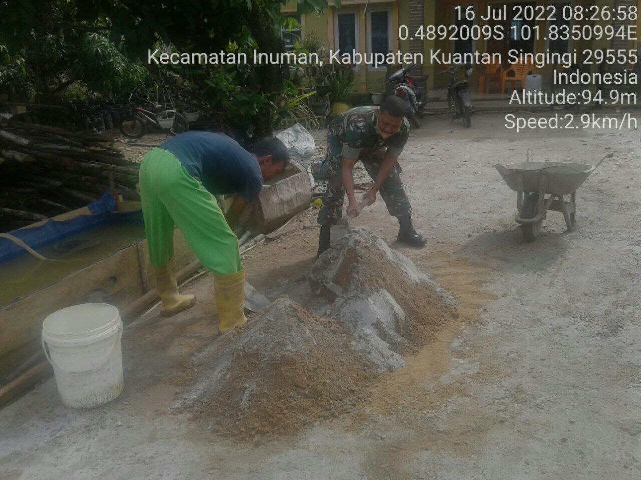 Babinsa Koramil 06/Cerenti Kodim 0302/Inhu Babinsa Bantu Warga Binaan Aduk Pasir Dan Semen di Desa Lebuh Lurus