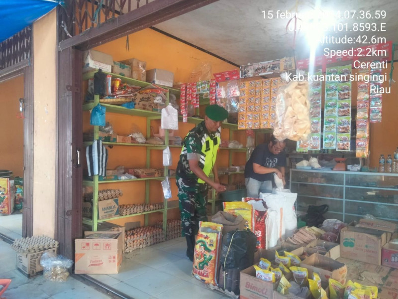 Babinsa Koramil 06/Cerenti Kodim 0302/Inhu Serda Juanda Cek Harga Di Warung Sembako di Kampung Baru 