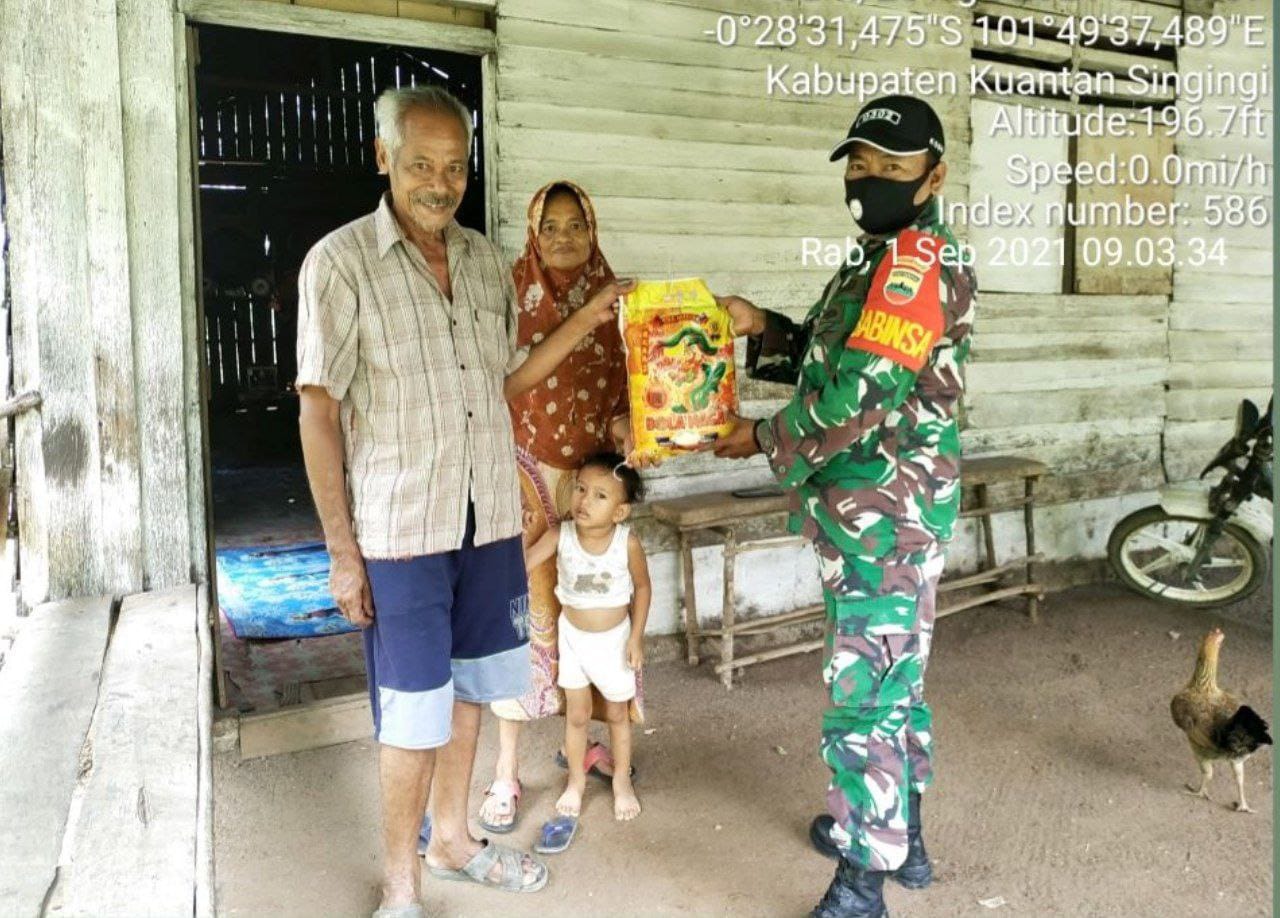 Babinsa Koramil 06/ Cerenti Kodim 0302/ Inhu Babinsa Berikan Sembako di Desa Lebuh Lurus