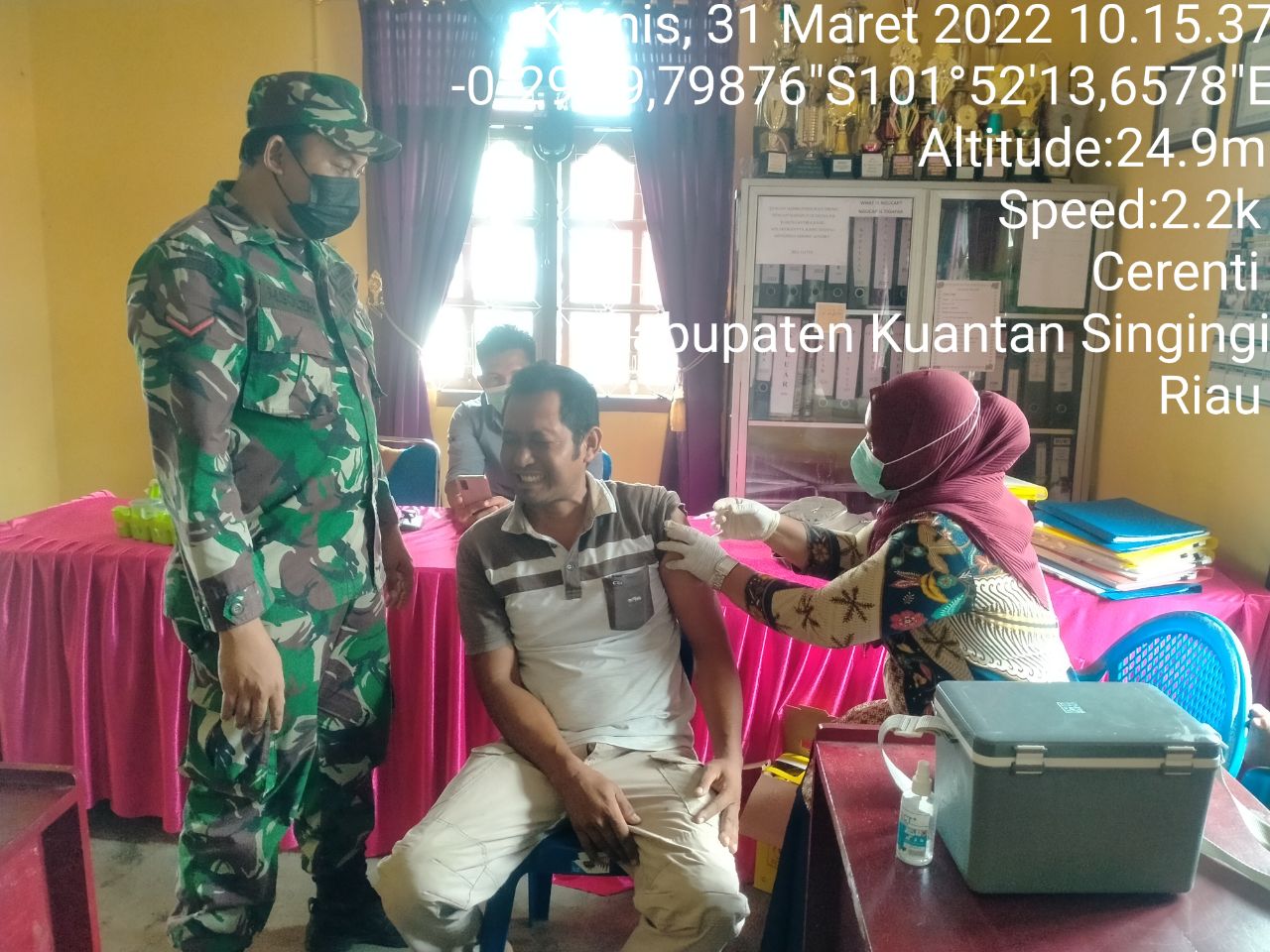 Vaksinasi Terus Berjalan, Babinsa Koramil 06/Cerenti Kodim 0302/Inhu Lakukan Pendampingan di Tanjung Medan Kecamatan Cerenti 
