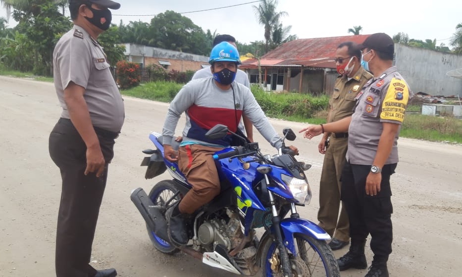 Polsubsektor Pelalawan Lalukan Imbauan Prokes di Desa Lalang Kabung