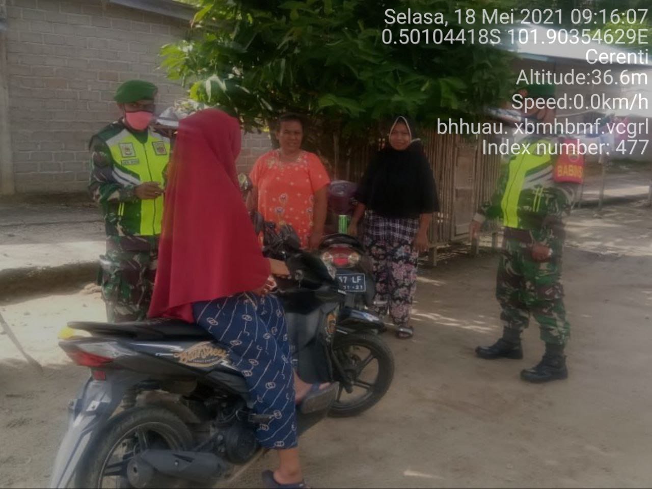 Penegakan Disiplin Protokol Kesehatan Oleh Babinsa Koramil 06/ Cerenti Kodim 0302/Inhu di Desa Pesikaian