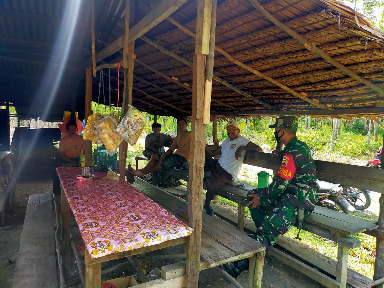 Sertu Parman Anggota Koramil 07 Kuantan Hilir Dim 0302 Inhu Komsos  Dengan Kades Dan Masyarakat