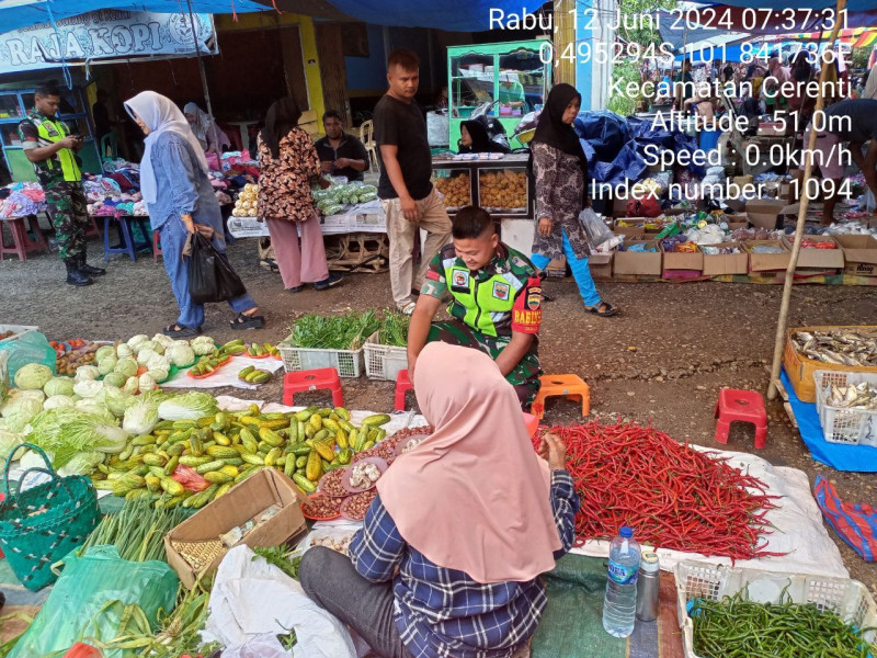 Babinsa Koramil 06/Cerenti Kodim 0302/Inhu Pratu Chumaidi Pastikan Harga Pokok Sembako Tetap Stabil Di Pasar Tradisional Pasar Cerenti