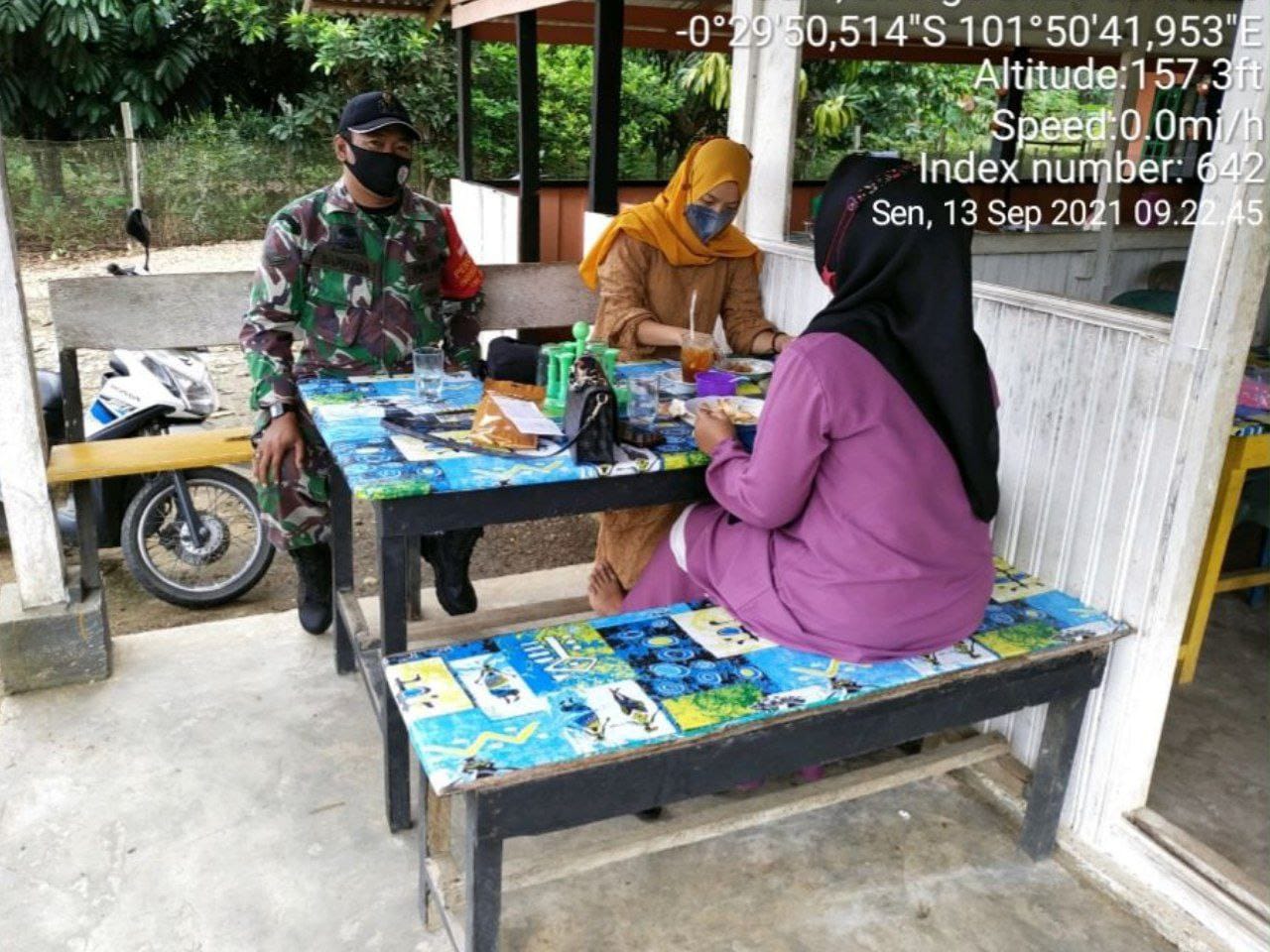 Babinsa Koramil 06/Cerenti Kodim 0302/Inhu Melaksanakan Komsos Dengan Warga Binaan Desa Tanjung Medan