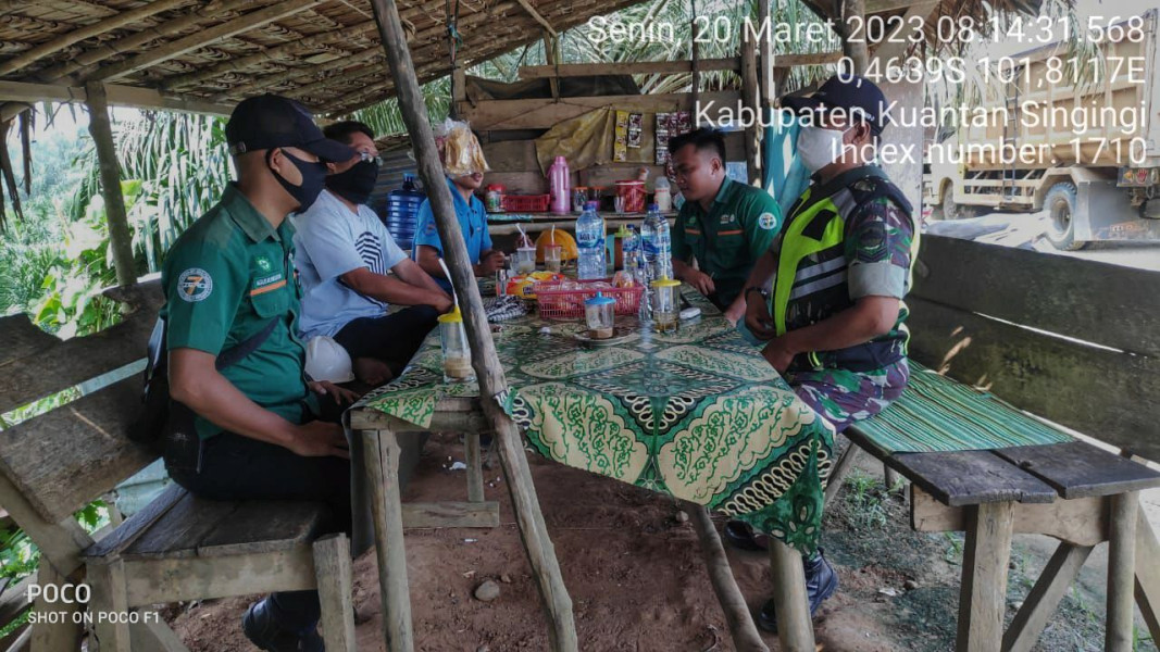 Babinsa Koramil 06/Cerenti Dim 0302/Inhu Komsos Dengan Warga Binaan Tentang Menjaga Keamanan