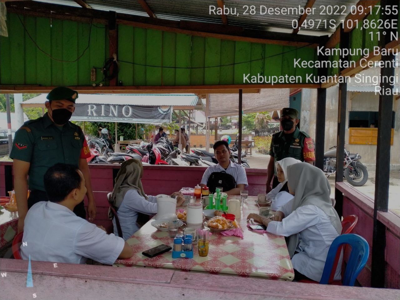 Babinsa Koramil 06/Cerenti Kodim 0302/Inhu Berikan Sosialisasi Serta Himbauan Kepada Warga Desa Kampung Baru Kecamatan Cerneti Agar Patuhi Prokes Covid-19