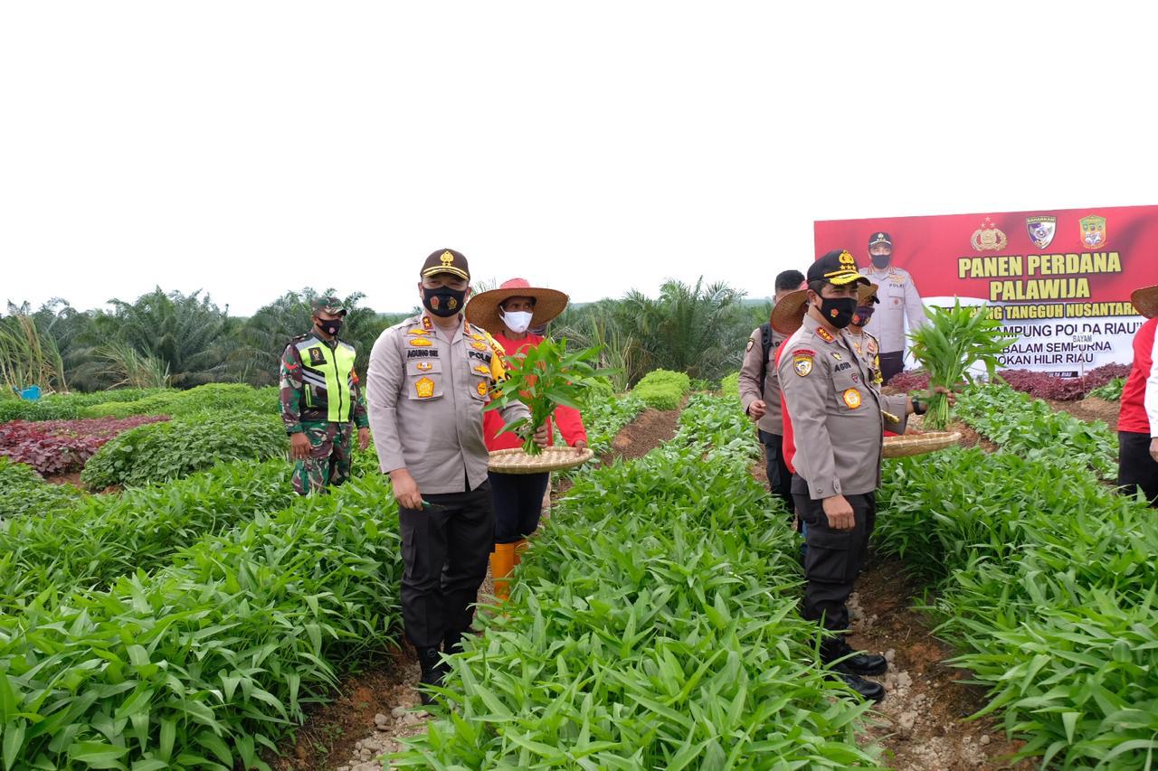 Kabaharkam Polri Komjen Agus Andrianto Apresiasi Keberhasilan Program Jaga Kampung Polda Riau