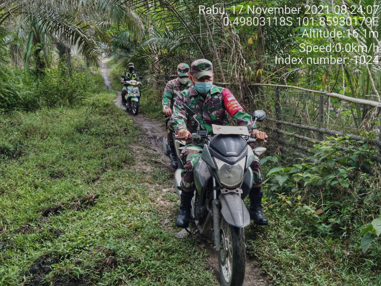 Anggota Babinsa Koramil 06/Cerenti Kodim 0302/ Inhu Laksanakan Patroli Untuk Cegah Kebakaran Hutan Dan Lahan di Desa Pesikaian
