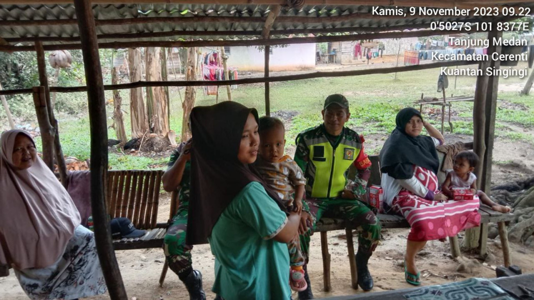 Untuk Menjaga Keakraban Dengan Warga, Anggota  Babinsa Koramil 06/ Cerenti Kodim 0302/Inhu Laksanakan Komsos Mempererat Tali Silaturahmi Di Desa Binaan