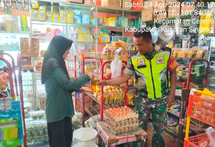 Kopda Junedi Babinsa Koramil 06/Cerenti Kodim 0302/Inhu Cek Harga Sembako Di Toko Dan Kios Kios Milik Warga Kecamatan Cerenti Kabupaten Kuansing 