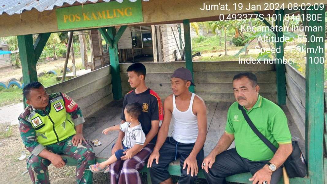 Kopda Irwan, Anggota Babinsa Koramil 06/Cerenti Kodim 0302/Inhu Lakukan Komsos Di Kampung Pancasila