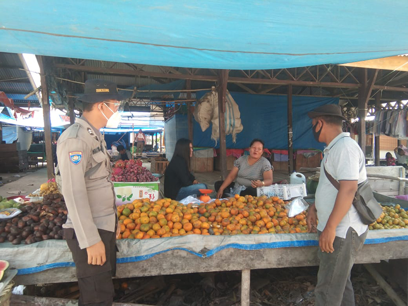 Covid-19 Masih Mengintai, Personel Polsek Teluk Meranti Turun ke Pasar Sosialisasikan AKB