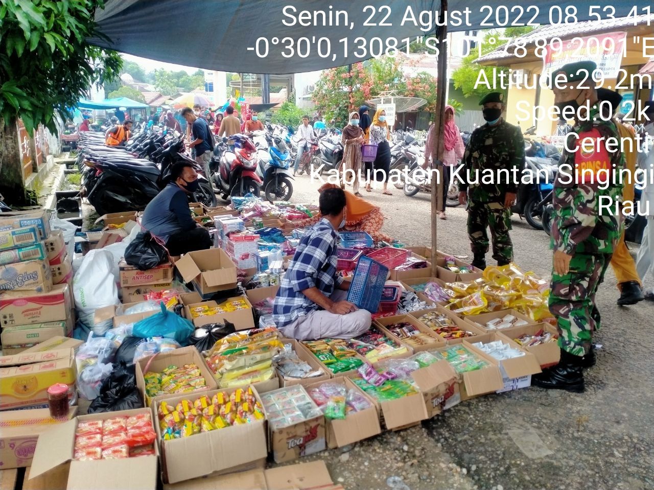 Babinsa Koramil 06/Cerenti Dim 0302/Inhu Berikan Sosialisasi Serta Himbauan Kepada Warga Agar Patuhi Prokes Covid-19 di Pasar Tradisional