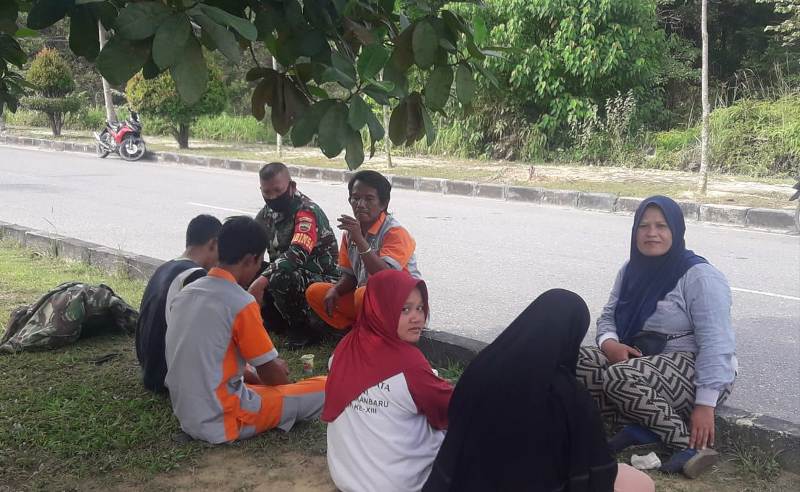 Babinsa Koramil 15/Kuala Kampar Lebih Dekat dengan Warga Desa Binaan Melalui Komsos
