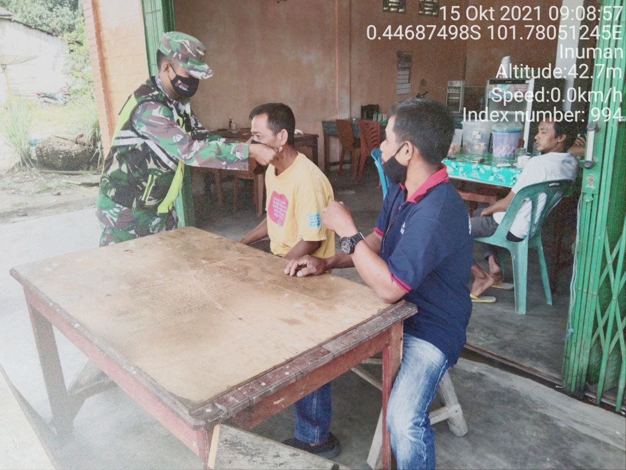 Babinsa Koramil 06/ Cerenti  Kodim 0302/ Inhu Bagikan Masker Upaya Meminimalisir Penyebaran Covid-19 Kepada Warga di Bedeng Sikuran Kecamatan Inuman