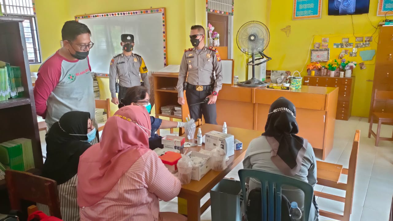 Polisi Amankan Giat Vaksinasi Serentak Indonesia di SMPN 1 Kecamatan Pangkalan Kuras