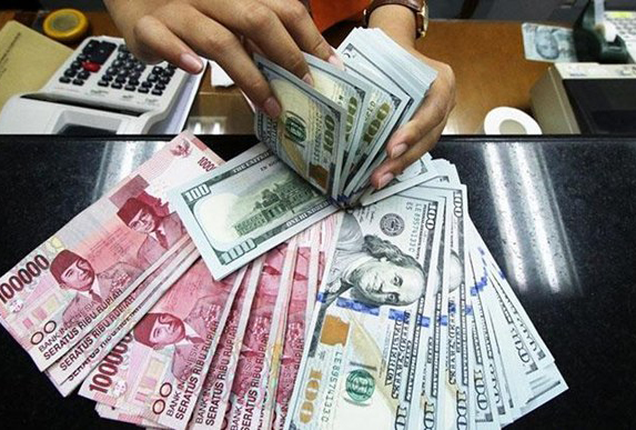 Rupiah Terus Tertekan Dolar AS, Anggota DPR: Sri Mulyani Sudah 'Lempar Handuk'