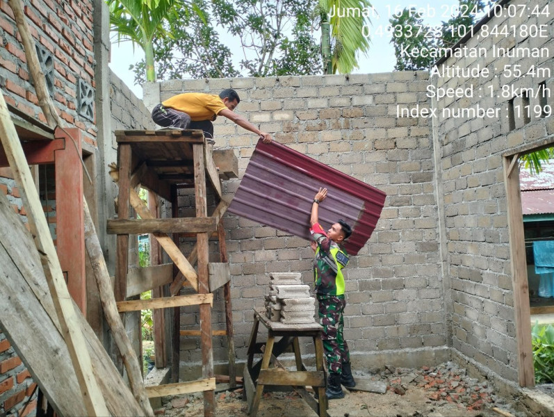 Babinsa Koramil 06/Cerenti Kodim 0302/Inhu Dan Warga Gotong Royong di Kampung Pancasila 