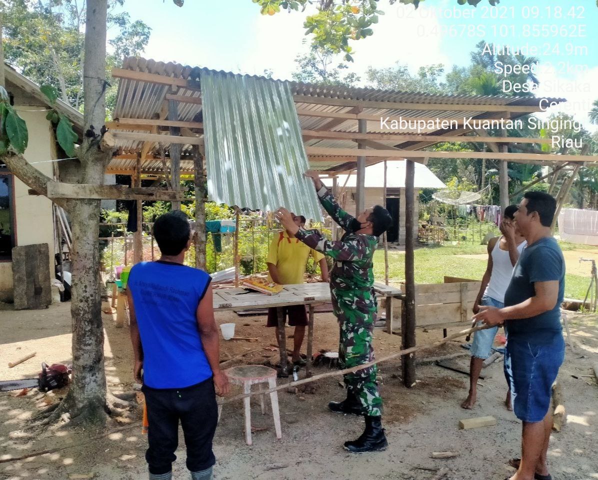 Babinsa Koramil 06/Cerenti Kodim 0302/ Inhu Bersama Masyarakat Gotong Royong Membangun Warung Milik Warga