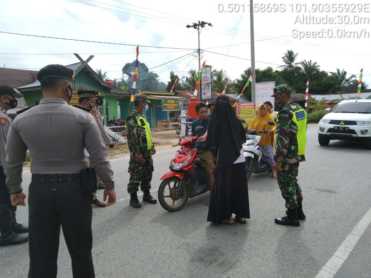 Babinsa Koramil 06/Cerenti Dim 0302/ Inhu Melaksanakan Pos Penyekatan Lintas Darat