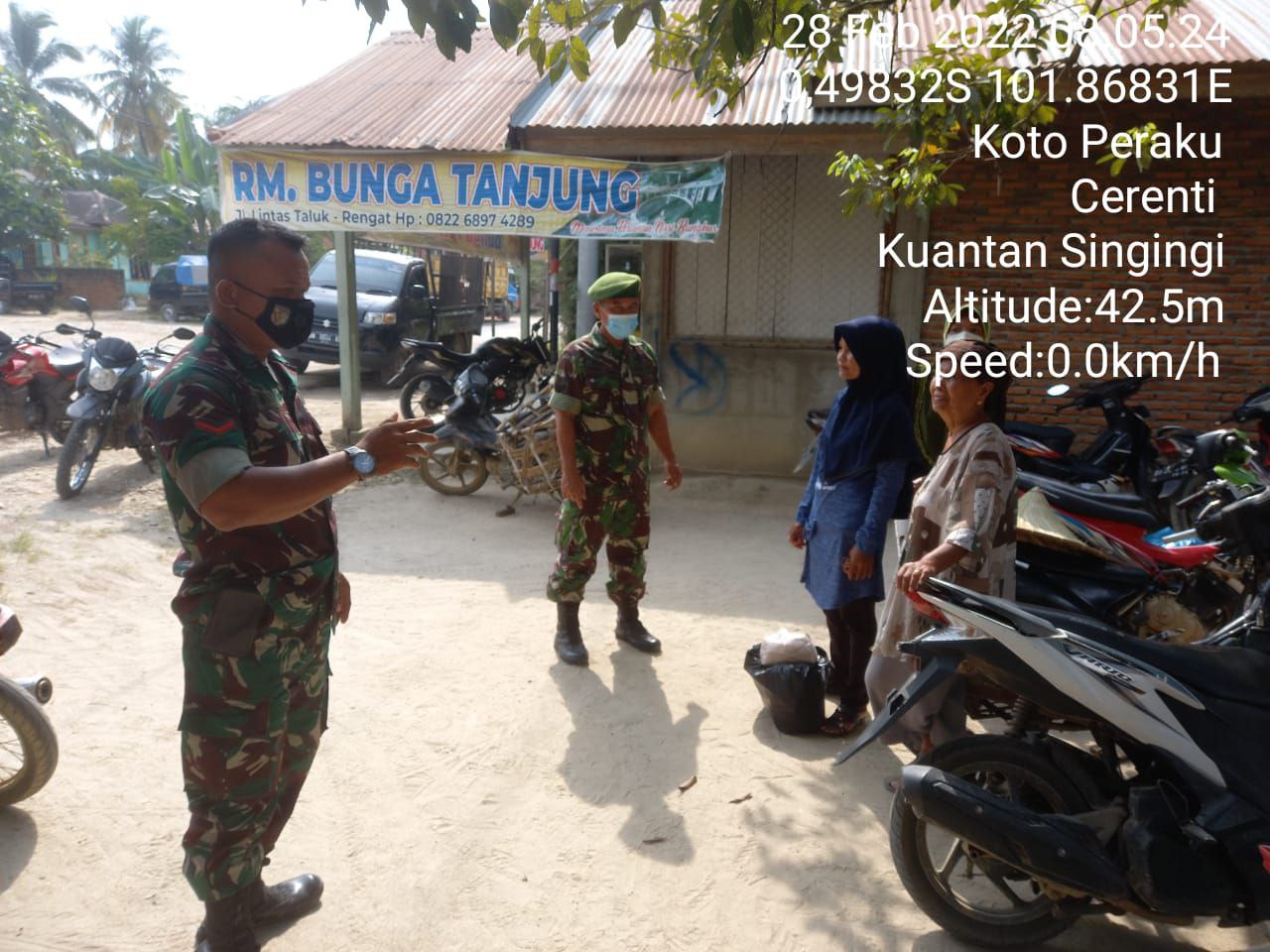 Babinsa Koramil 06/ Cerenti Kodim 0302/Inhu Tegakkan Disiplin Protokol Kesehatan, dan Ingatkan Warga Untuk Pedomani 3 M