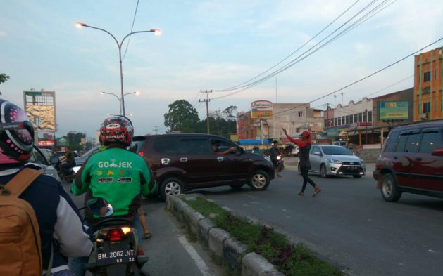 Bukannya Mengurai, Keberadaan Pak Ogah di Pekanbaru Malah Bikin Kemacetan Makin Parah