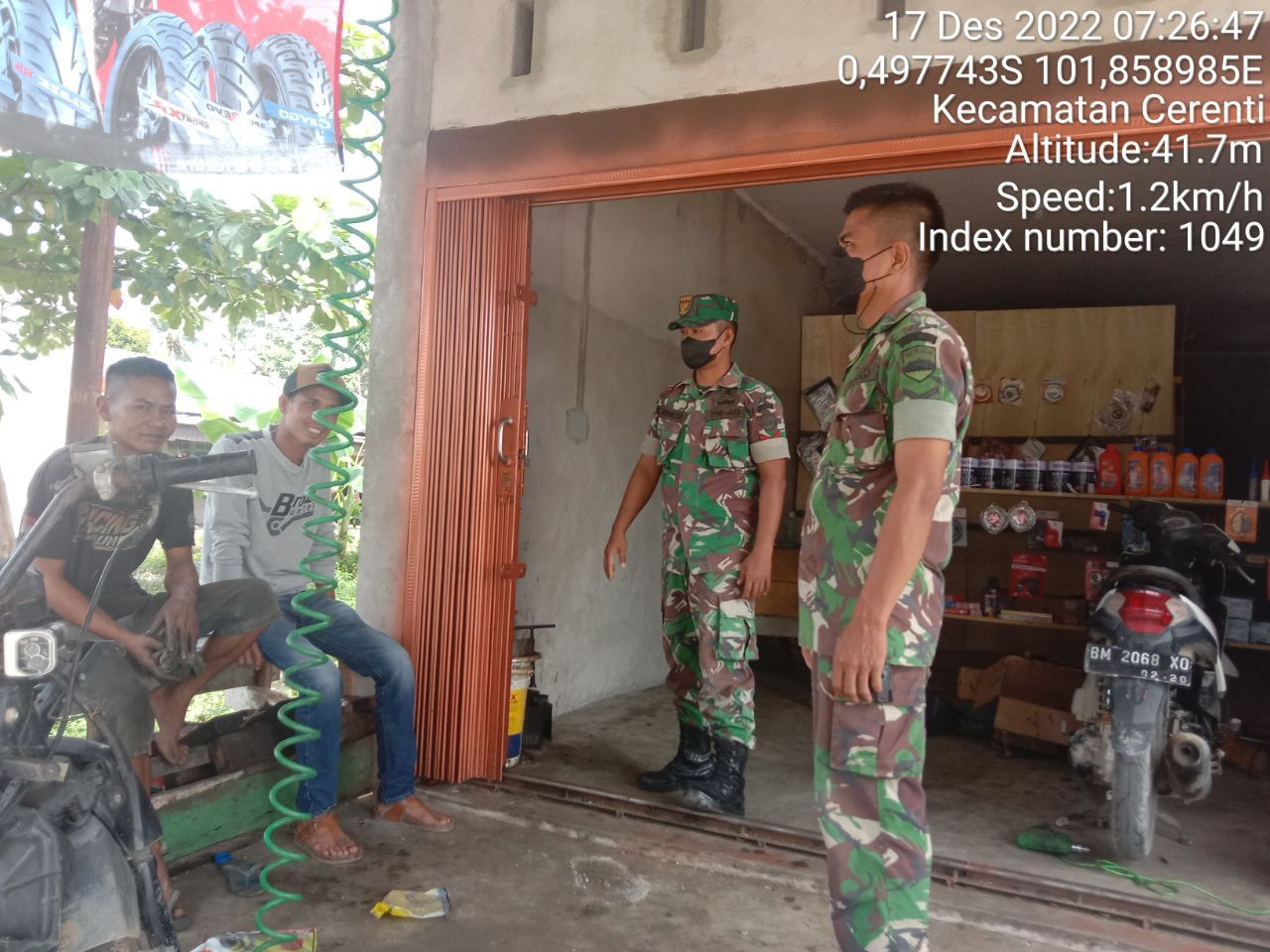 Babinsa Koramil 06/Cerenti Kodim 0302/Inhu  Berikan Sosialisasi Serta Himbauan Kepada Warga Agar Patuhi Prokes Covid-19 di Kompe Berangin 