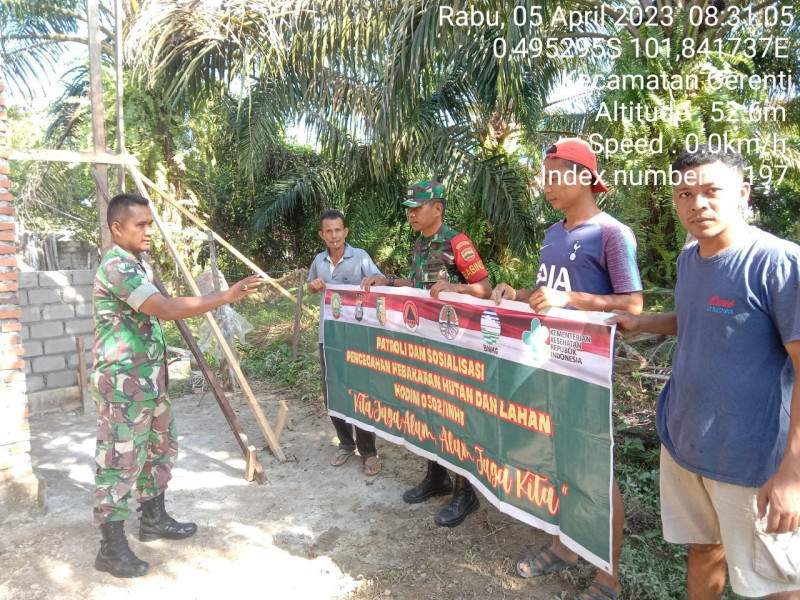 Di Desa Pulau Jambu Babinsa Koramil 06/Cerenti Kodim 0302/Inhu Patroli Dan Sosialisasi Bahaya Dan Cegah Kebakaran Hutan Dan Lahan Kepada Warga Desa