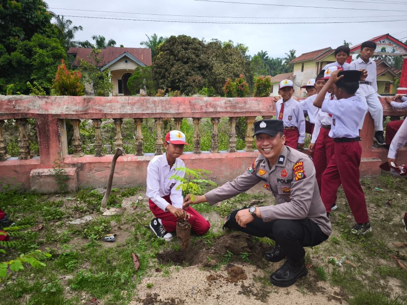Polsek Lubuk Batu Jaya Tanamkan Nilai Peduli Lingkungan Sejak Dini di SDN 004 Sei Beras Hilir