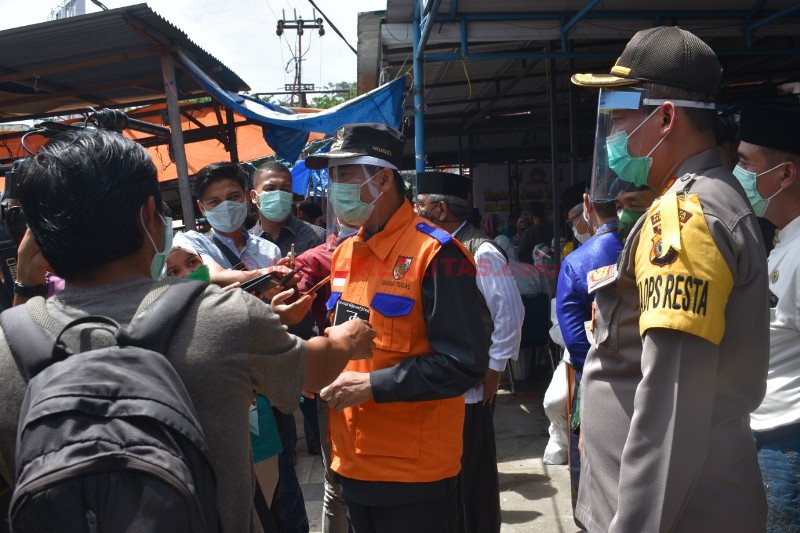 Walikota Tinjau Langsung Pelaksanaan Rapid dan Swab Massal di Pasar Agus Salim