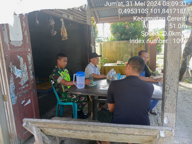 Di Kecamatan Cerenti Pratu Reki Gunawan Babinsa Koramil 06/ Cerenti Kodim 0302/Inhu Melakukan Kegiatan Komsos 