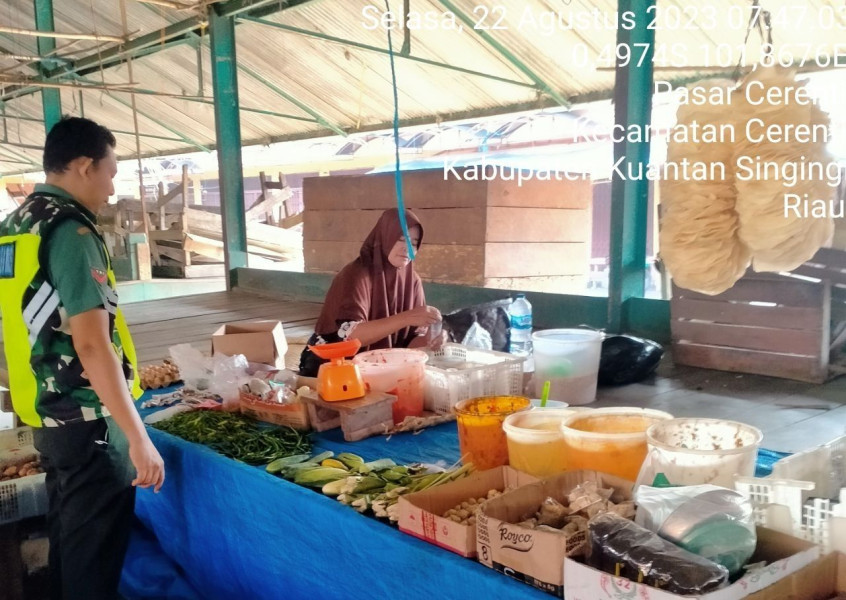 Kopda Muhamad Soleh Babinsa Koramil 06/Cerenti Kodim 0302/Inhu Pantau Perkembangan Harga Kebutuhan Pokok Di Wilayah Kecamatan Cerenti Kabupaten Kuansing Riau