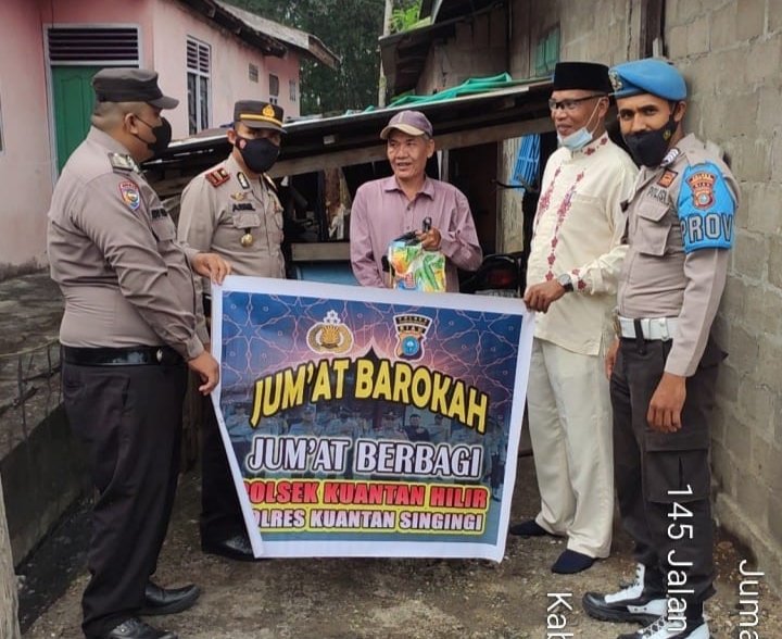 Jum'at Barokah Bulan Ramadhan Kapolsek Bagikan Sembako Kepada Masyarakat Kurang Mampu