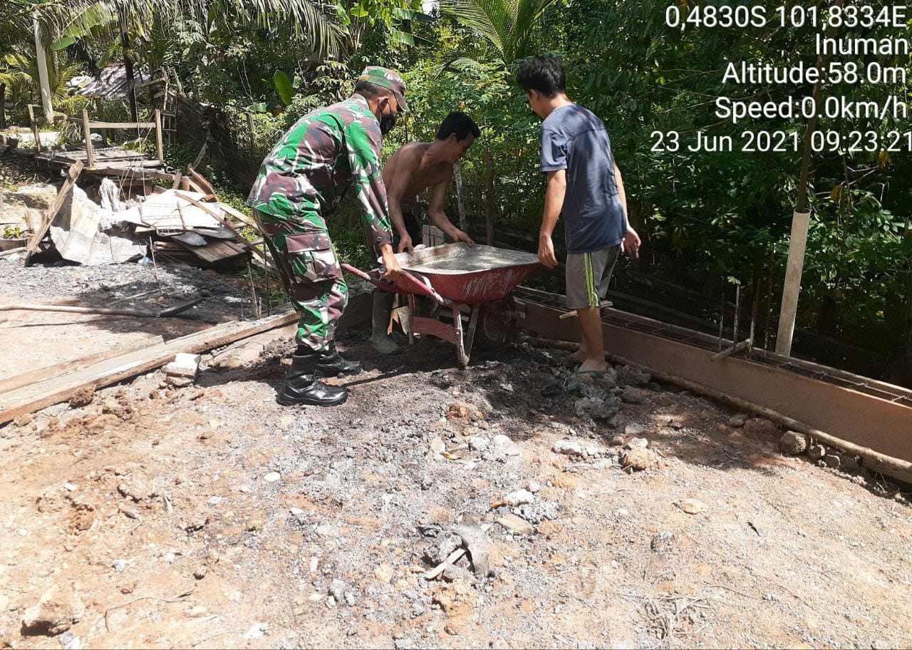 Babinsa Koramil 06/Cerenti Dim 0302/Inhu Bantu Warga Membuat Pondasi Rumah