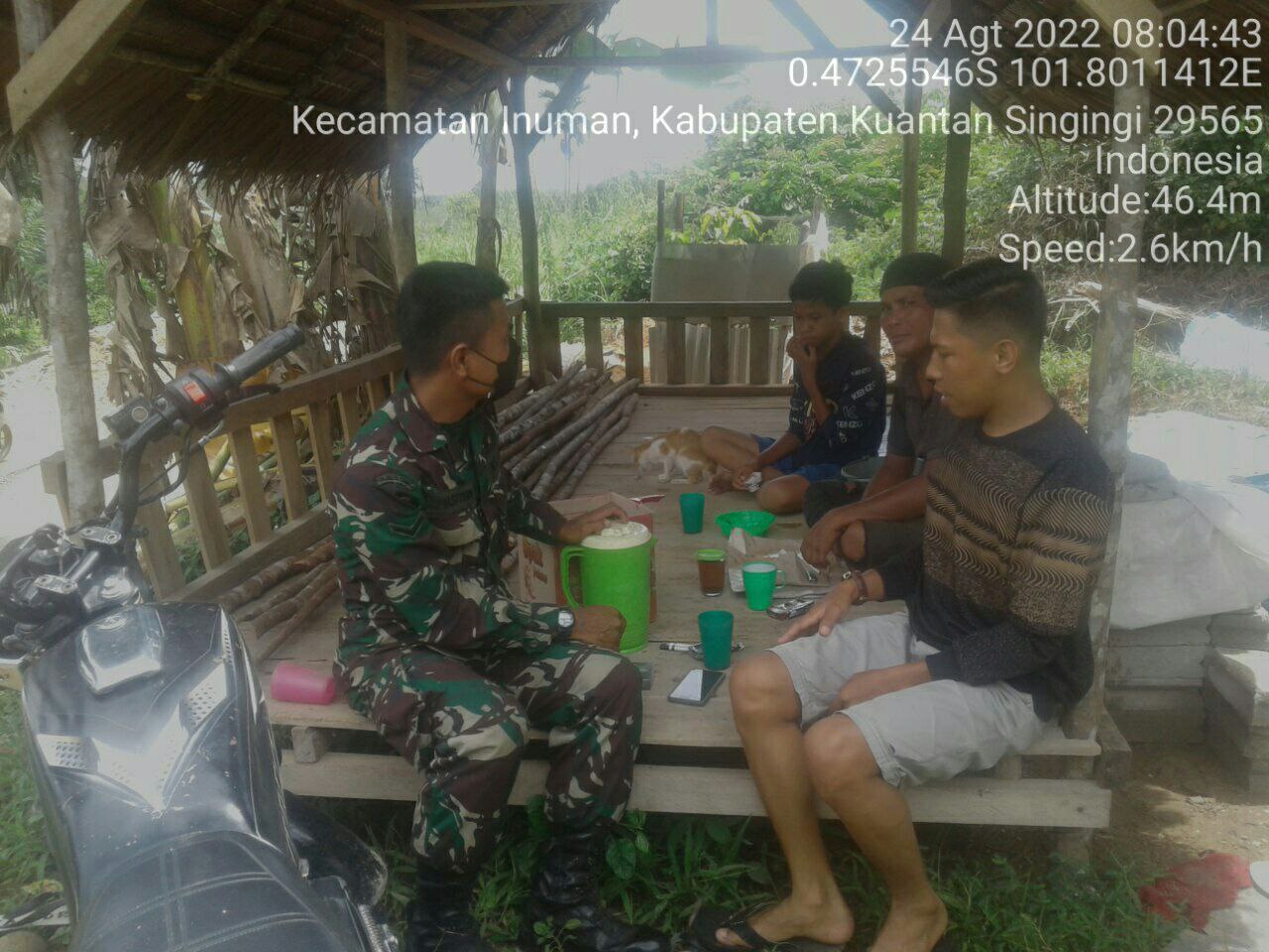 Satgas TMMD Ke- 114 Kodim 0302/Inhu dan Babinsa Koramil 06/Cerenti Kodim 0302/Inhu, Babinsa Saat Komsos Dapat Ucapan Terima Kasih Dengan Adanya TMMD di Desanya