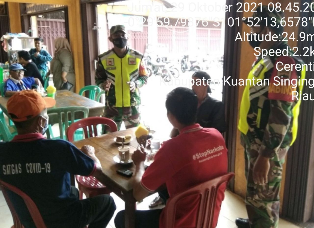 Anggota Koramil 06/Cerenti Dim 0302/Inhu, Kopda Mohamad Soleh  Berikan Sosialisasi Serta Himbauan Kepada Warga Agar Patuhi Prokes Covid-19 di Desa Teluk Pauh Kecamatan Cerenti