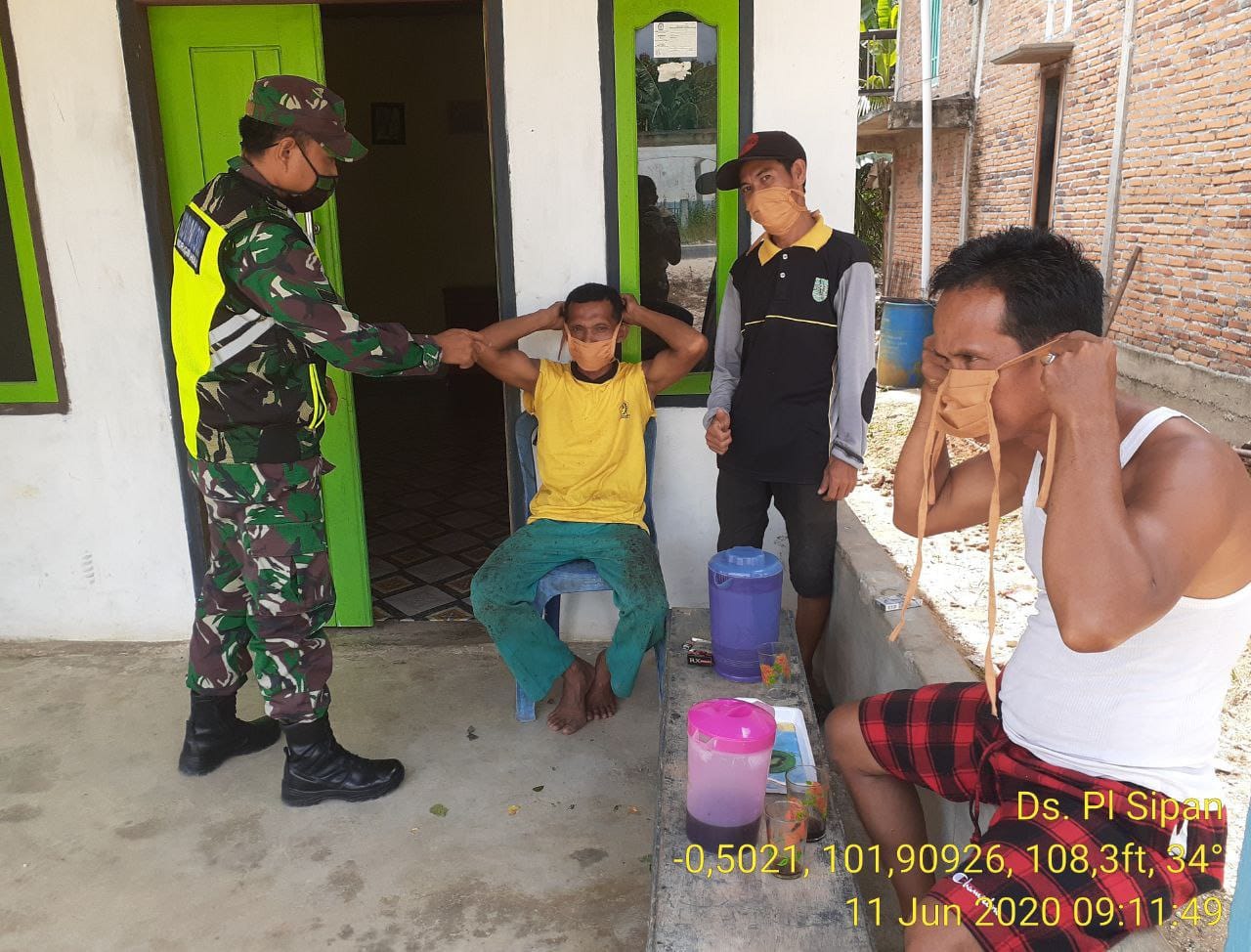 Babinsa Koramil 06/Cerenti Dim 0302/Inhu Gencar Sosialisasi Cegah Penyebaran Covid-19 Serta Membagikan Masker Gratis Di Wilayah Binaan.