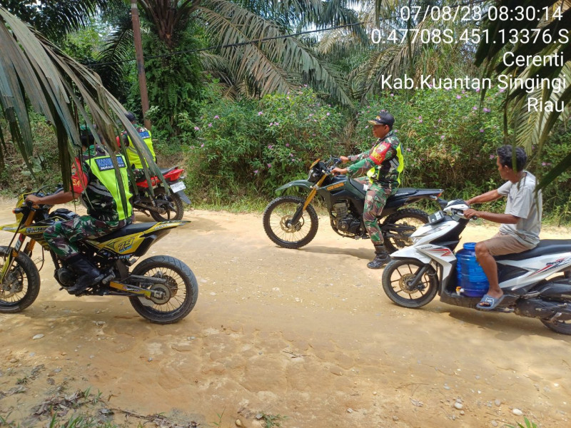 Para Babinsa Koramil 06/Cerenti Dim 0302/Inhu Laksanakan Patroli Sosialisasi Karlahut Kepada Masyarakat di Pulau Jambu Kecamatan Cerenti