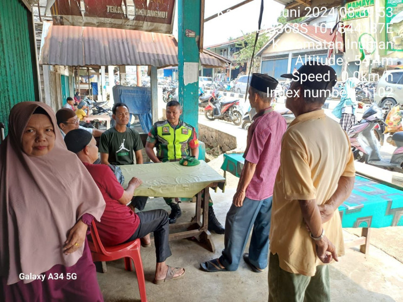 Mewujudkan Keakraban Dan Silaturahmi Babinsa Koramil 06/Cerenti Kodim 0302/Inhu Berkomunikasi Dengan Warga Desa Pasar Inuman
