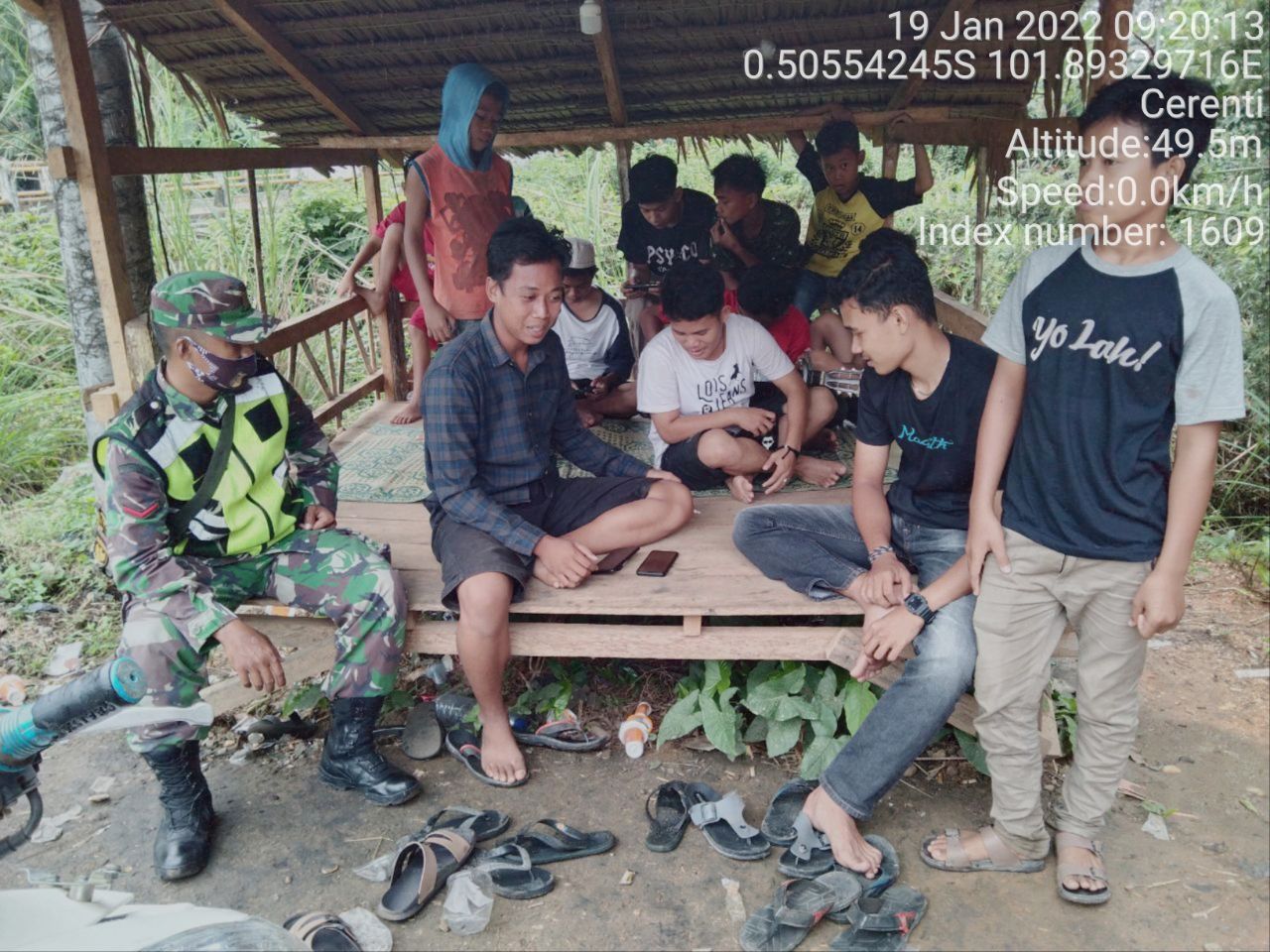 Babinsa Koramil 06/Cerenti Dim 0302/Inhu Berikan Sosialisasi Serta Himbauan Kepada Warga Agar Patuhi Prokes Covid-19 di Pulau Bayur Kecamatan Cerenti Kabupaten Kuansing