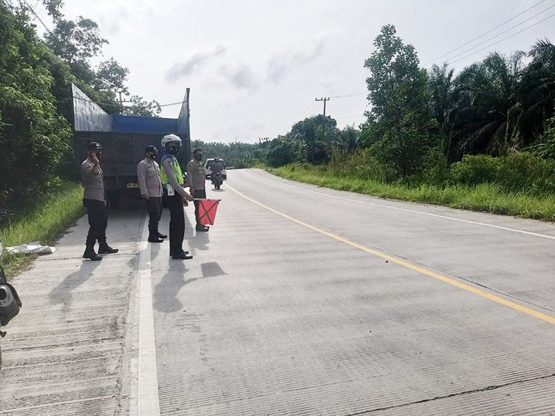 Satu Unit Truk Rusak di Jalintim, Polsek Bandar Sei Kijang Lakukan Pengaturan Lalin
